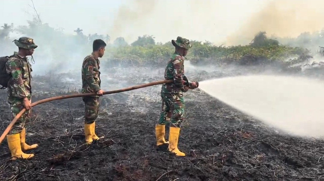 Prajurit Yonif TP 882/HB Bergerak Cepat Padamkan Karhutla di Kubu Raya