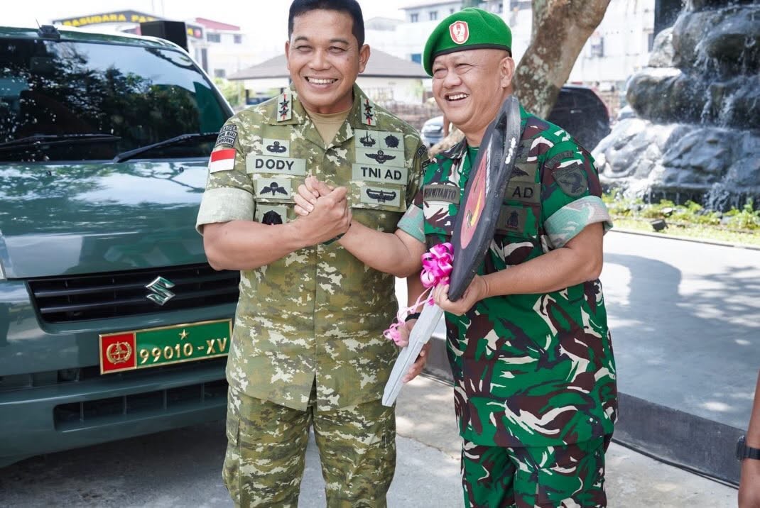 Makan Siang Bersama Prajurit dan PNS, Pangdam XV/Pattimura Tekankan Kebersamaan dan Prestasi