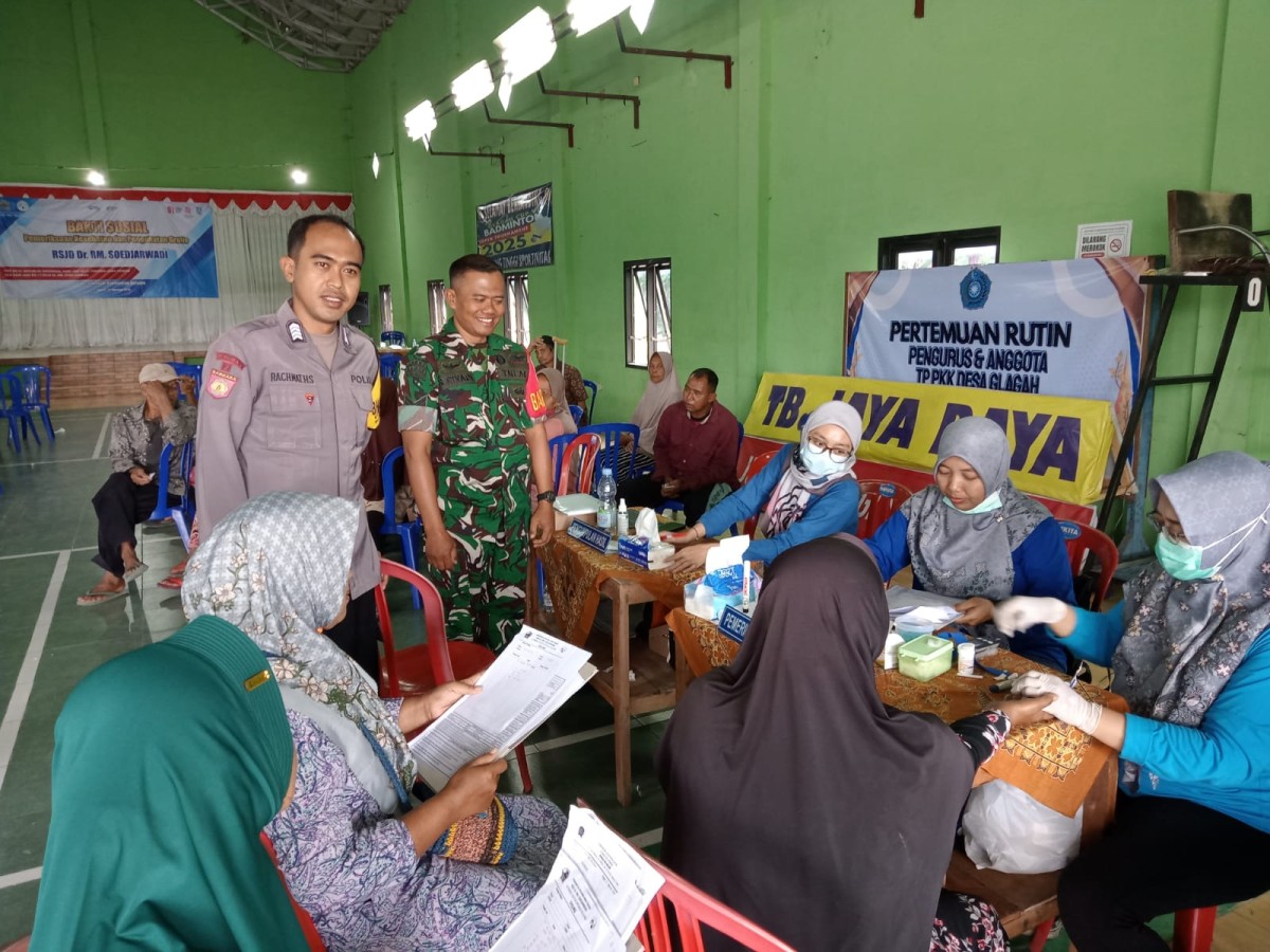Babinsa Desa Glagah Hadiri Bakti Sosial Pemeriksaan Kesehatan Dan Pengobatan Gratis Di Jatinom