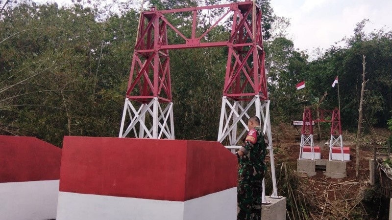 Babinsa Madura Aktif Pantau Pembangunan Jembatan Perintis Garuda