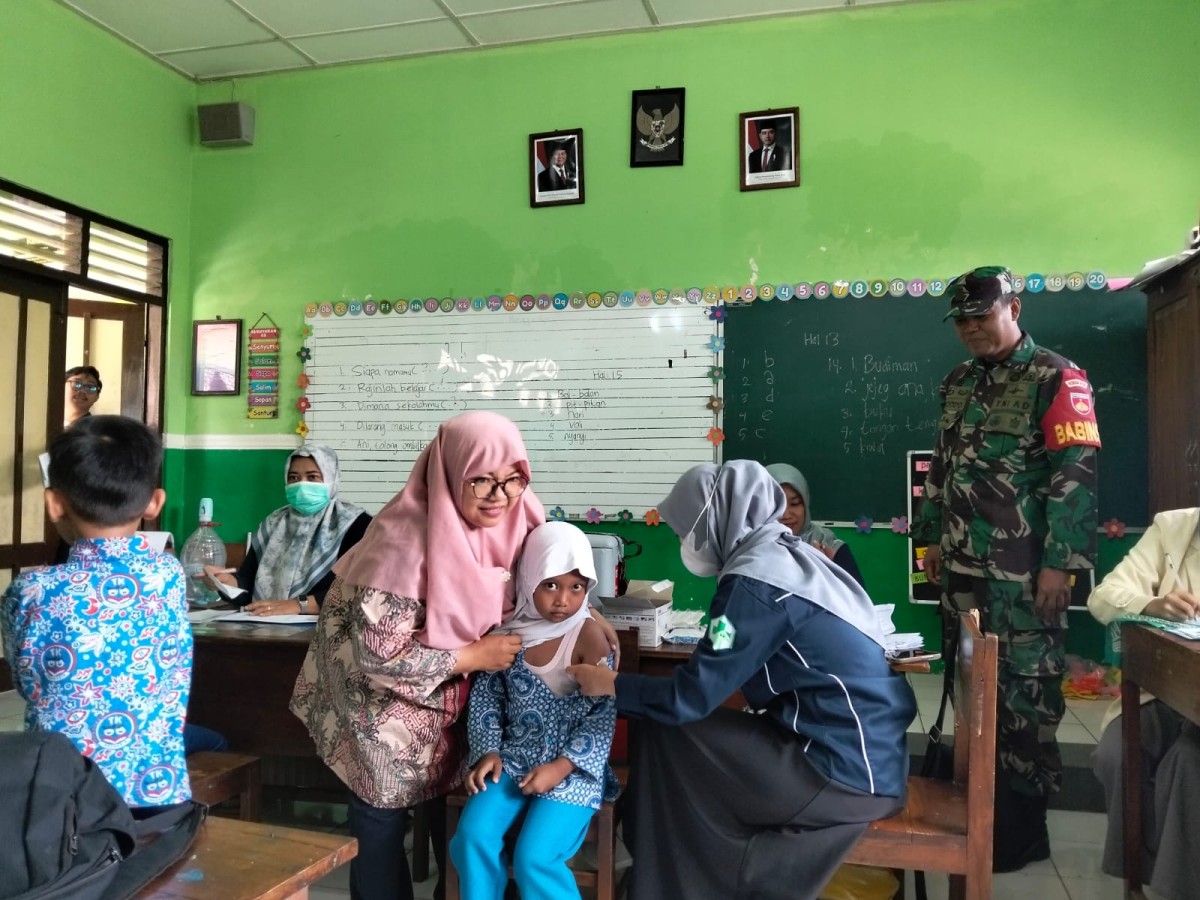 Babinsa Dukung Bulan Imunisasi Anak Sekolah
