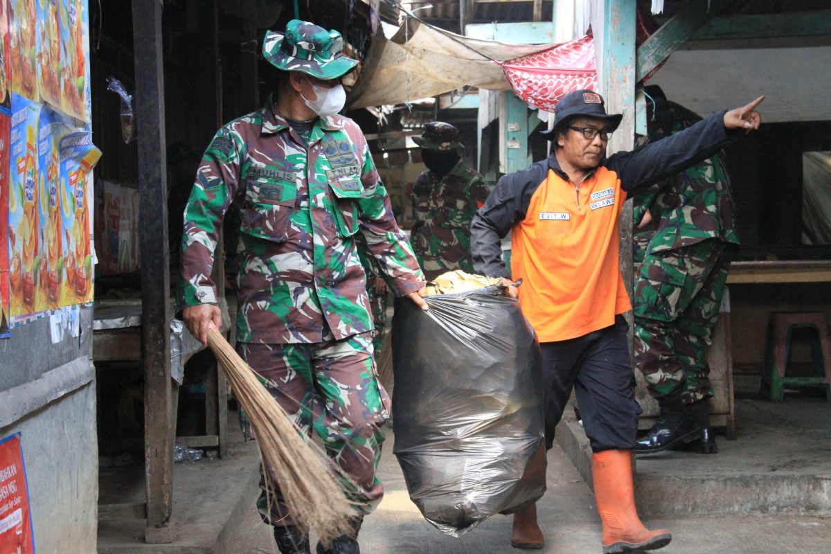 Kodim 0728/Wonogiri Bersihkan Pasar Sidoharjo Sambut HUT TNI dan Kodam IV/Diponegoro