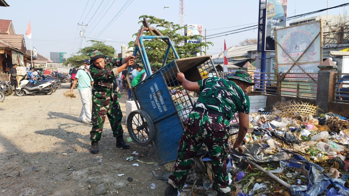 Karya Bakti Semarak HUT RI, HUT TNI dan HUT Kodam IV/Diponegoro, TNI Bersama Masyarakat Bersihkan Pasar Lebaksiu