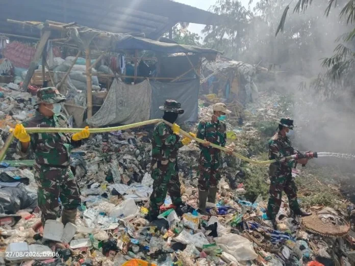 Aksi Heroik TNI Bersama Kodim 0612/Tasikmalaya Berjibaku Padamkan Api di TPA Kabupaten Tasikmalaya