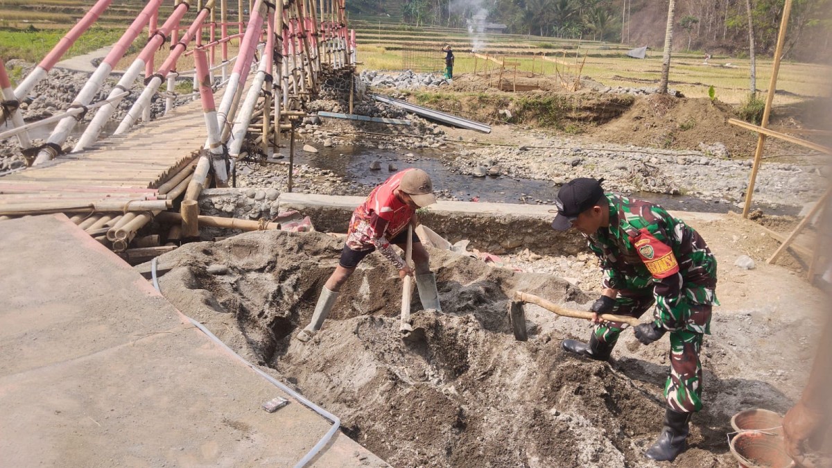 Babinsa Bojongsari Laksanakan Bakti Pembangunan Jembatan Garuda