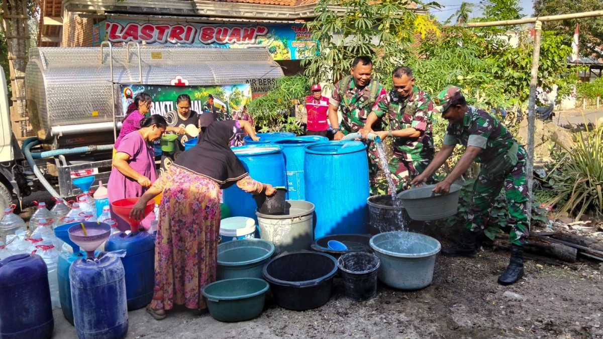 Tanggap Kekeringan, Kodim 0703/Cilacap Droping Air Bersih ke Desa Sawangan