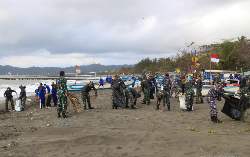 Jelang HUT Ke-81 TNI dan HUT Ke-76 Kodam IV/Diponegoro, Kodim 0703/Cilacap Gelar Karya Bakti di Pantai Teluk Penyu