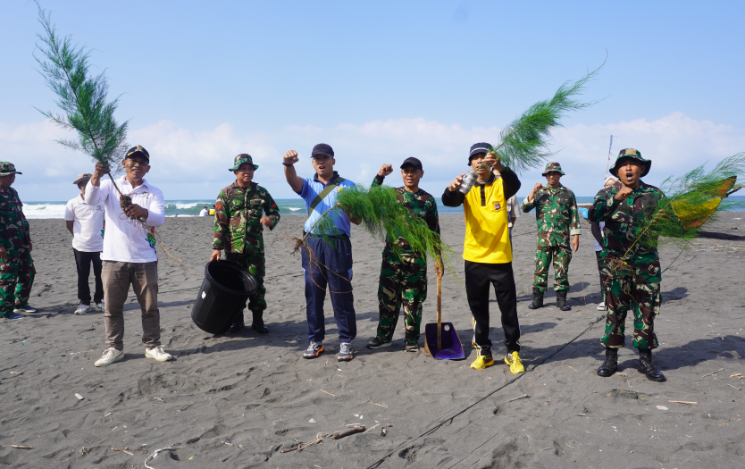 Kodim 0731/Kulon Progo Karya Bakti Pembersihan Pantai Congot HUT ke-81 TNI dan HUT ke-76 Kodam IV/Diponegoro