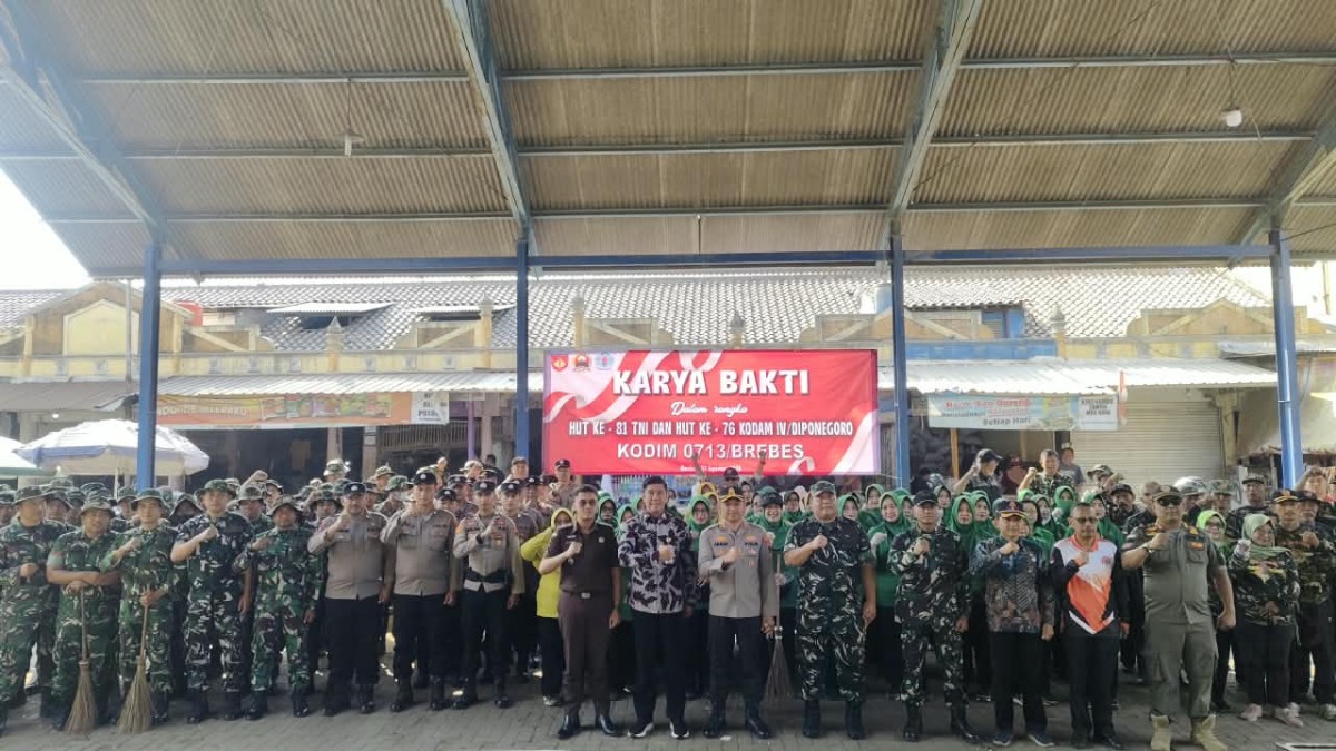 Sambut HUT ke-81 TNI dan HUT ke-76 Kodam IV/Diponegoro, Kodim 0713/Brebes Gelar Karya Bakti di Pasar Induk