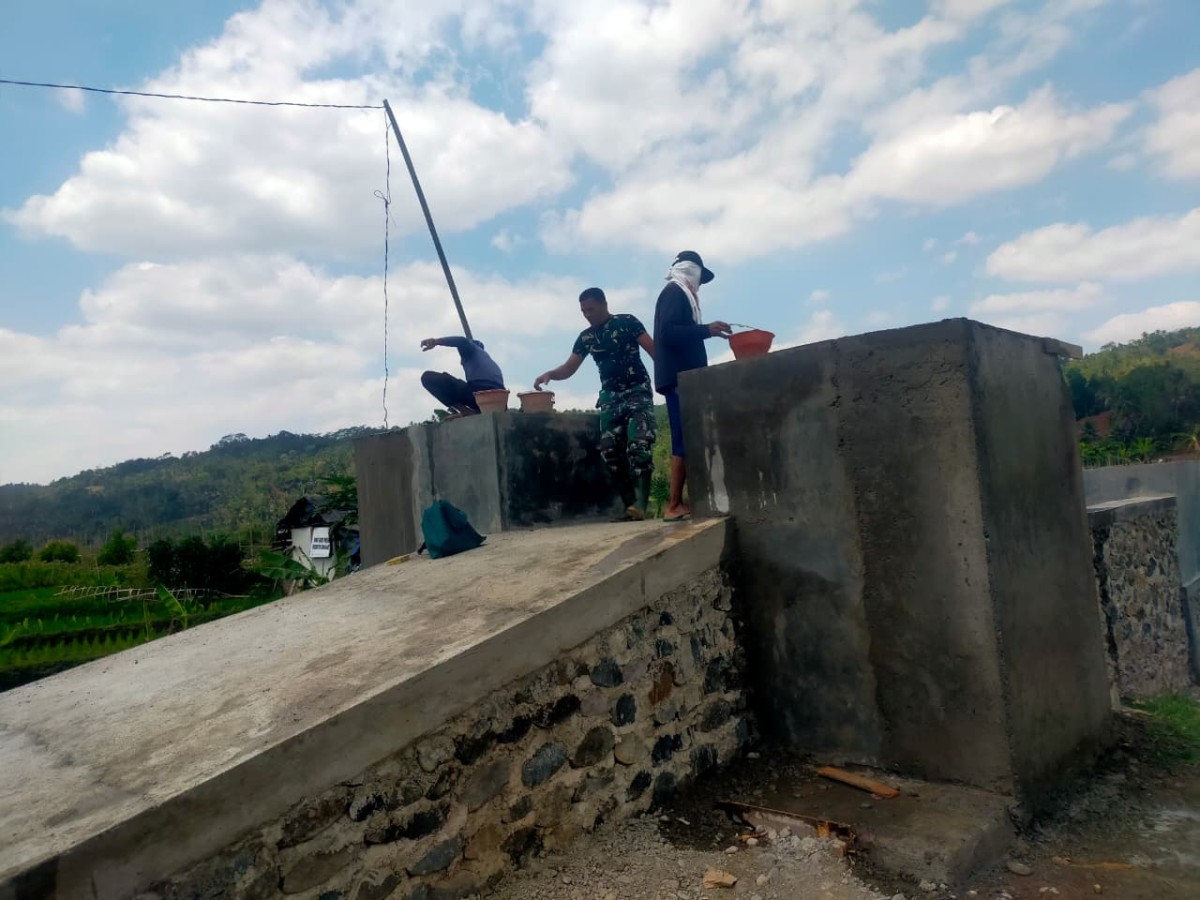 Tetap Semangat, TNI dan Warga Bangun Jembatan Garuda Permudah Akses Warga