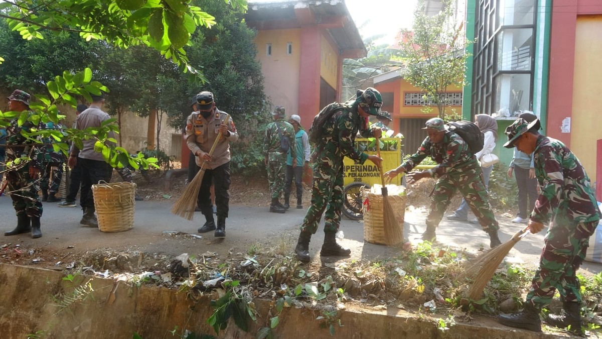 Sambut HUT Ke-81 TNI dan HUT Ke-76 Kodam IV/Diponegoro, Kodim 0710/Pekalongan Gelar Karya Bakti Bersihkan Pasar Kedungwuni