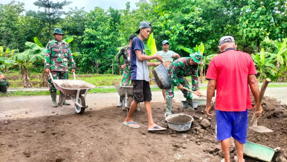 Babinsa Koramil 07/Wedi Bersama Warga Gotong Royong Bangun Jalan Pertanian Di Desa Pasung