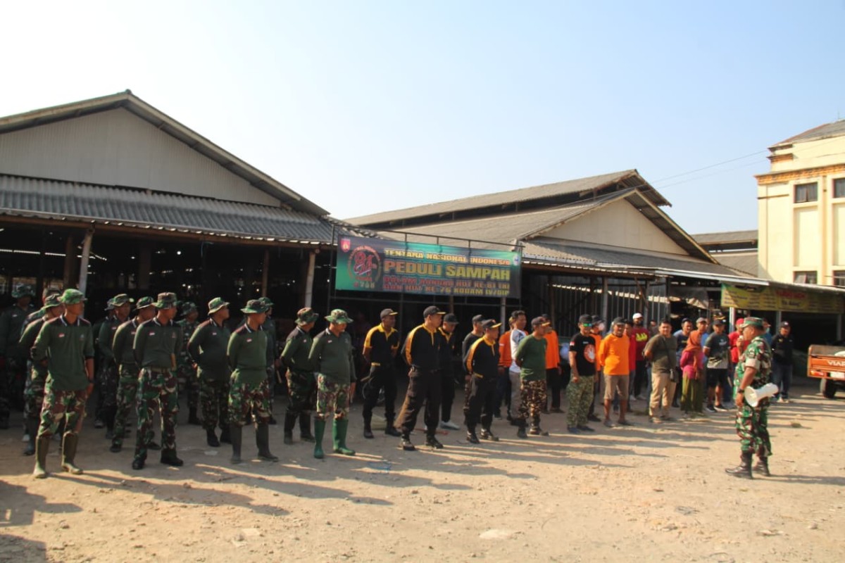 Kodim 0723/Klaten Gelar Karya Bakti TNI Peduli Sampah Di Pasar Keden
