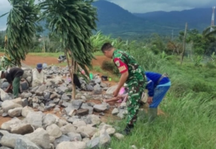 Babinsa Koramil 2206/Parakansalak Bersama Warga Laksanakan Karya Bakti Perbaikan Jalan