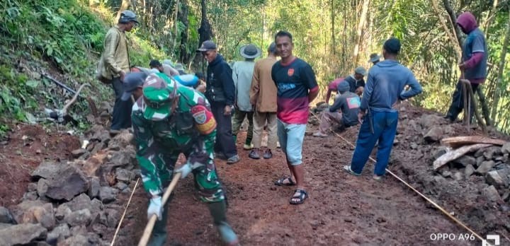Karya Bhakti Babinsa Bersama Masyarakat di Desa Bantar Sari