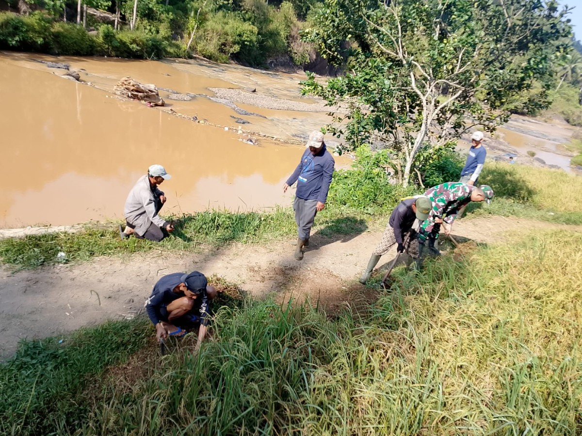 Babinsa Tanjung Koramil 2213/Jampangkulon Laksanakan Bakti Bersama Warga