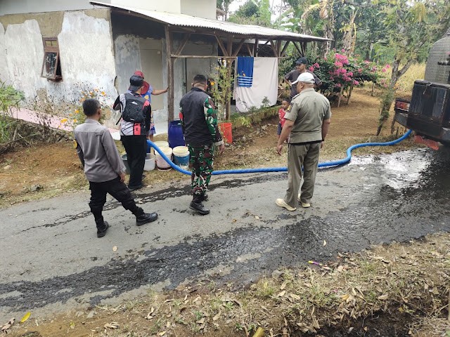 Danramil 2209/Lengkong Dampingi Penyaluran Air Bersih BPBD untuk Warga Terdampak Kekeringan di Desa Cilangkap