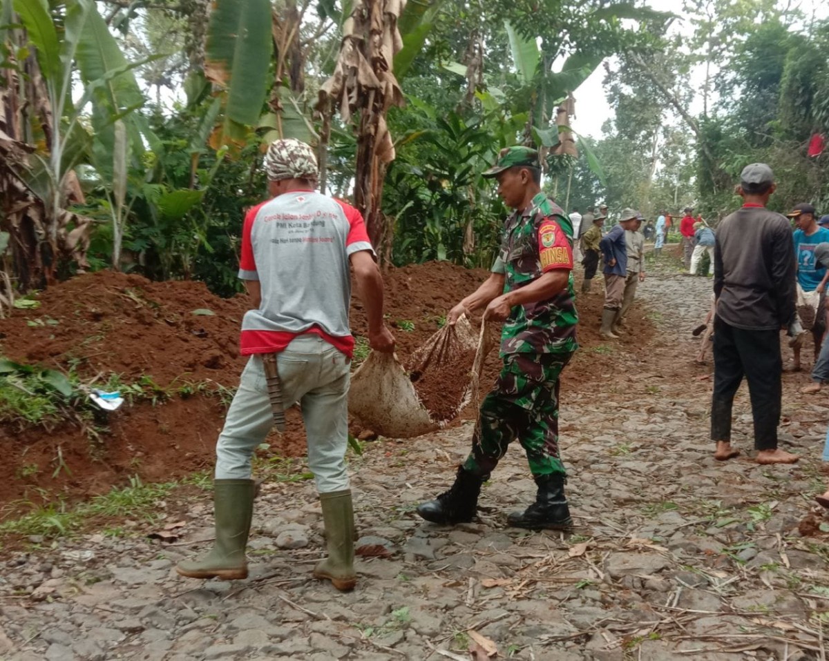 Babinsa Bersama Warga Laksanakan Bakti Pemeliharaan dan Pembersihan di Desa Cihamerang