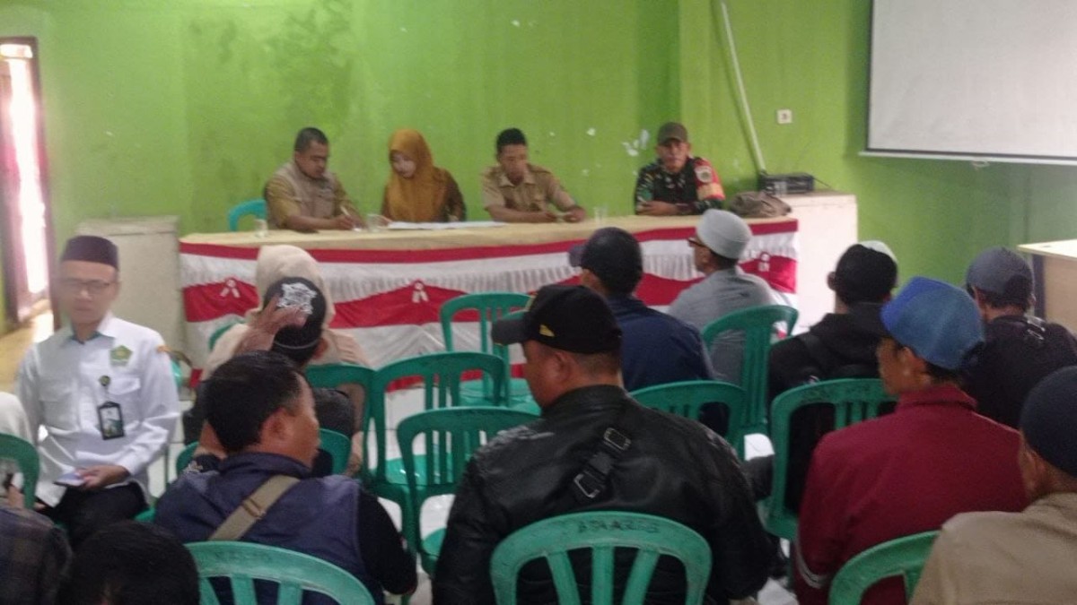 Babinsa Bantaragung Dampingi Pembagian Insentif bagi Kader dan Tokoh Masyarakat
