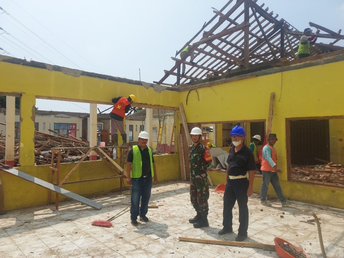 Babinsa Dampingi Rehab SDN Cirangkong di Desa Makasari