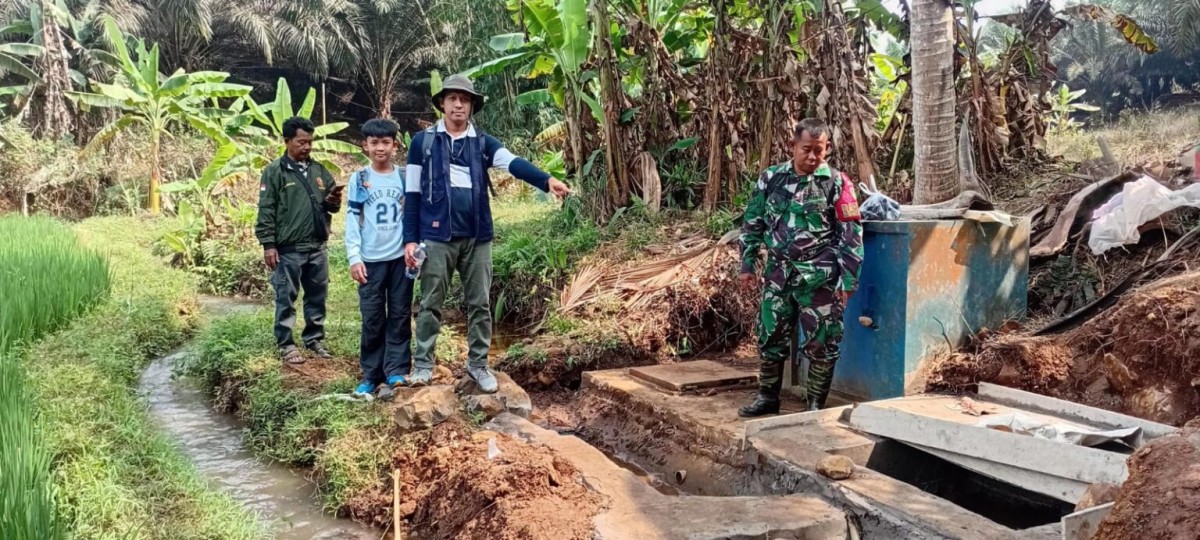 Serka Enceng Koramil 2203/Warungkiara, Survei Program Pipanisasi 1.100 Meter untuk Pesantren dan Warga Desa Ubrug