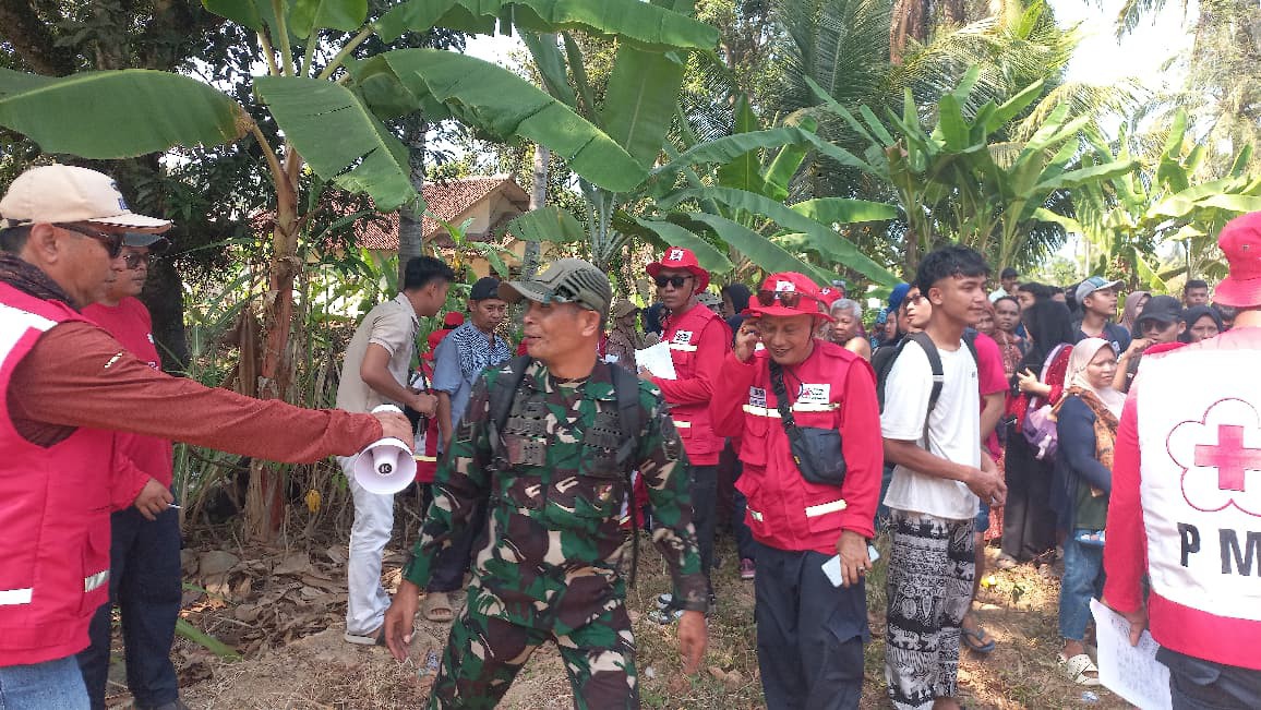 Babinsa Cisolok Dampingi Latihan Evakuasi Bencana Kebakaran di Desa Cisolok
