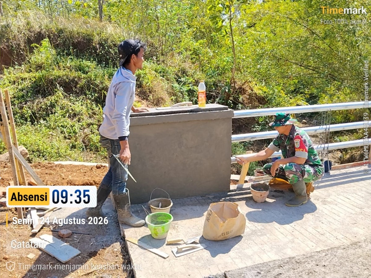 Karya Bhakti Pembangunan Jembatan Perintis Garuda Tahap VI Kodim 0615/Kuningan Dukung Aksesibilitas Warga Desa Sumurwiru