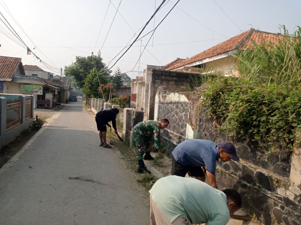 Karya Bakti TNI, Babinsa Sukatani Bersama Warga Bersihkan Sampah dan Rumput di Jalan Cimanglid