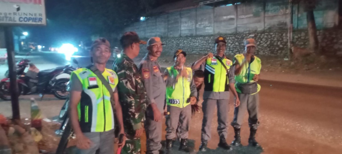 Babinsa Sukajaya Berikan Arahan Linmas Tingkatkan Kewaspadaan Lingkungan