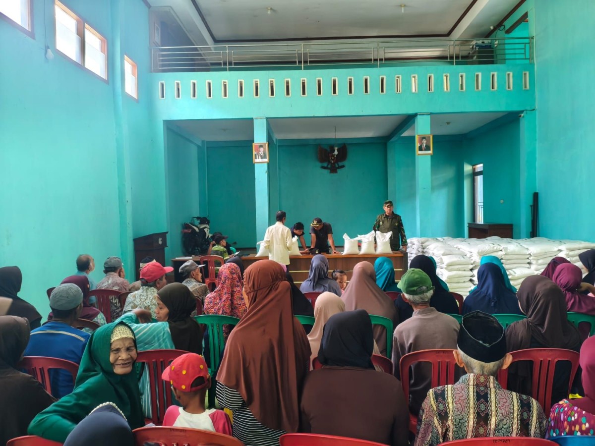 Babinsa Koramil 1504/Subang Monitoring Pendistribusian Bantuan Pangan Beras di Desa Jalatrang
