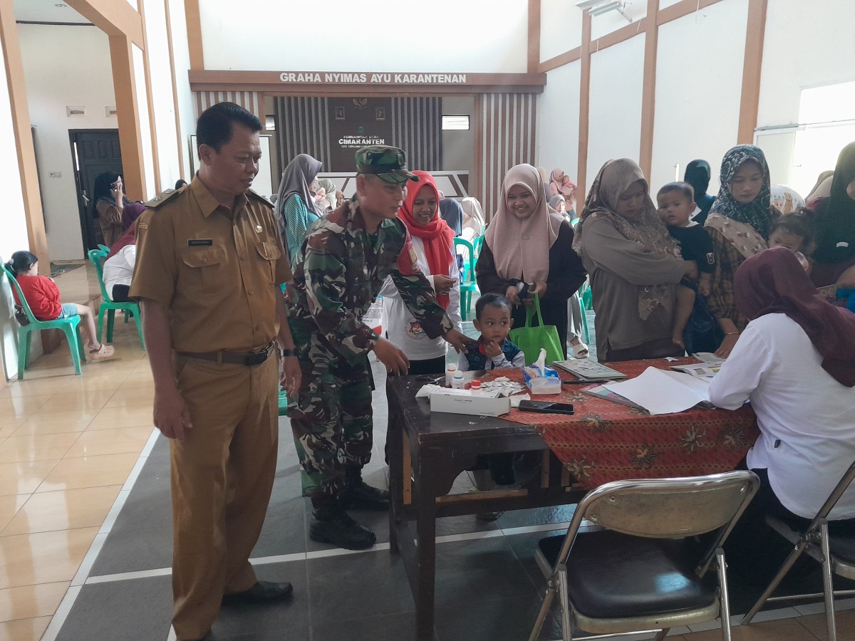 Babinsa Monitoring Kegiatan Posyandu Desa Cimaranten, Dukung Pelayanan Kesehatan Masyarakat