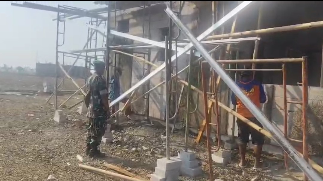 Progres Koramil 1618/Cikedung Tembus 74 Persen, Peltu Rudiyanto Kawal Pemasangan Patung Harimau dan Atap Megah yang Bikin Warga Terpana!
