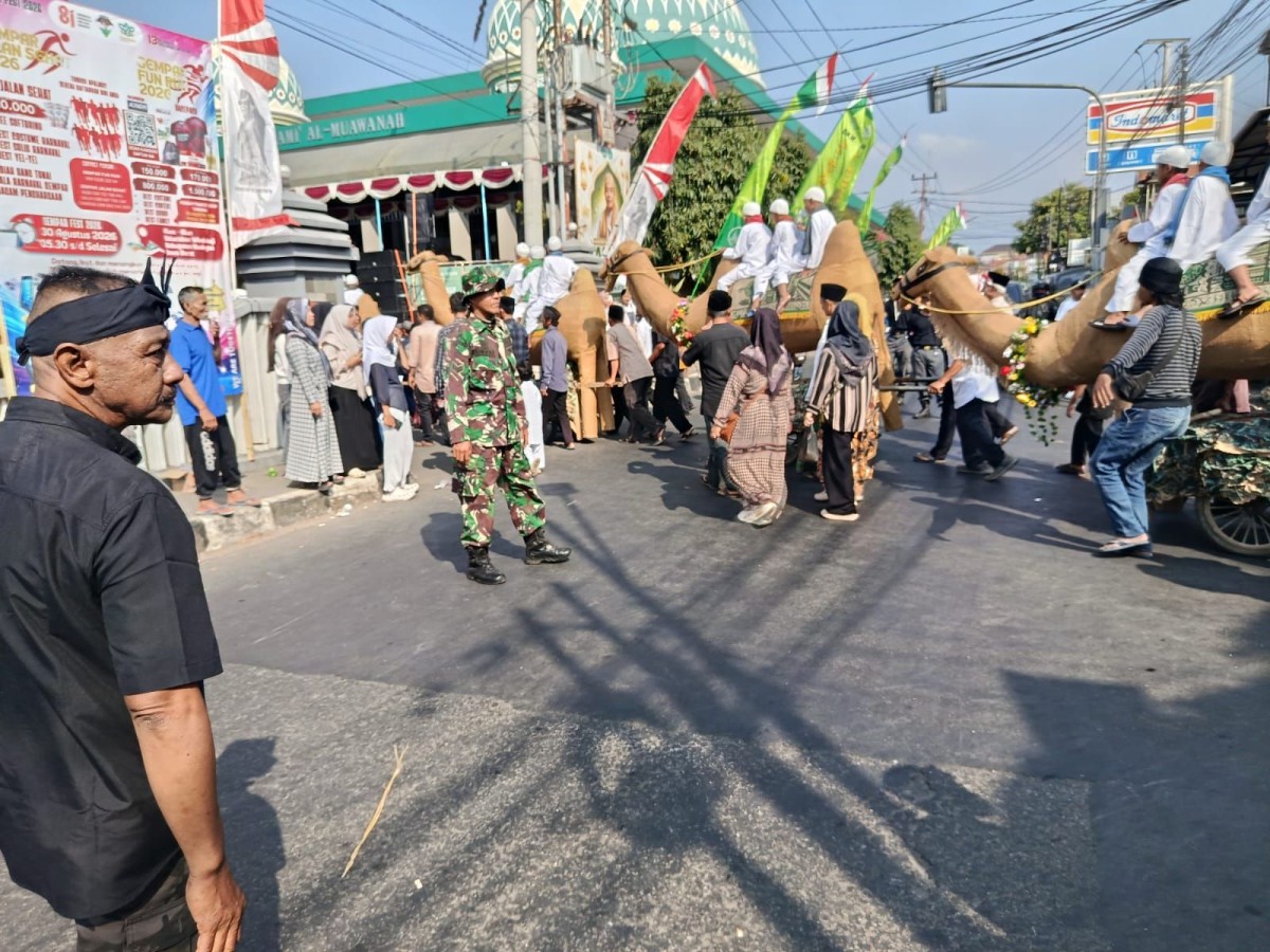 Babinsa Koramil 1501/Kuningan Amankan Pawai Khitanan Massal Sambut Maulid Nabi Muhammad SAW 1448 H