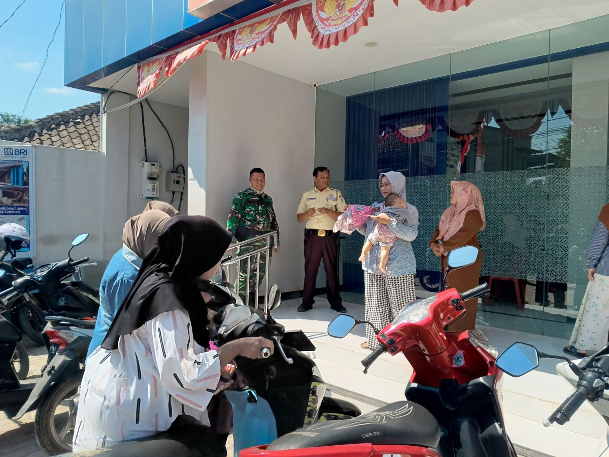 Babinsa Cidahu Monitoring Pengambilan Dana PIP di Bank Unit BRI Cidahu
