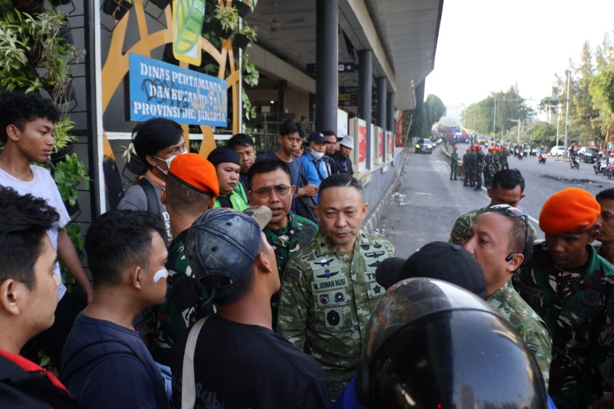 KODAM JAYA BANTU POLRI SEKAT DAN HALAU MASSA UNJUK RASA DI DEPAN GEDUNG DPR/MPR RI