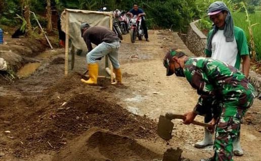 Babinsa Bersama Warga Laksanakan Karya Bakti Perbaikan Jalan di Desa Buniasih
