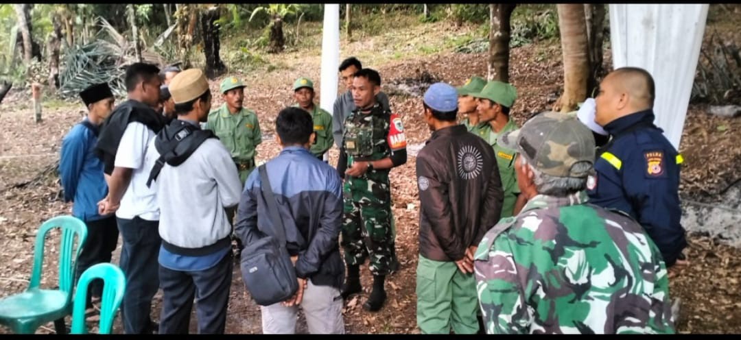 Babinsa Sirnarasa Laksanakan Pembinaan Hansip di Desa Sirnarasa