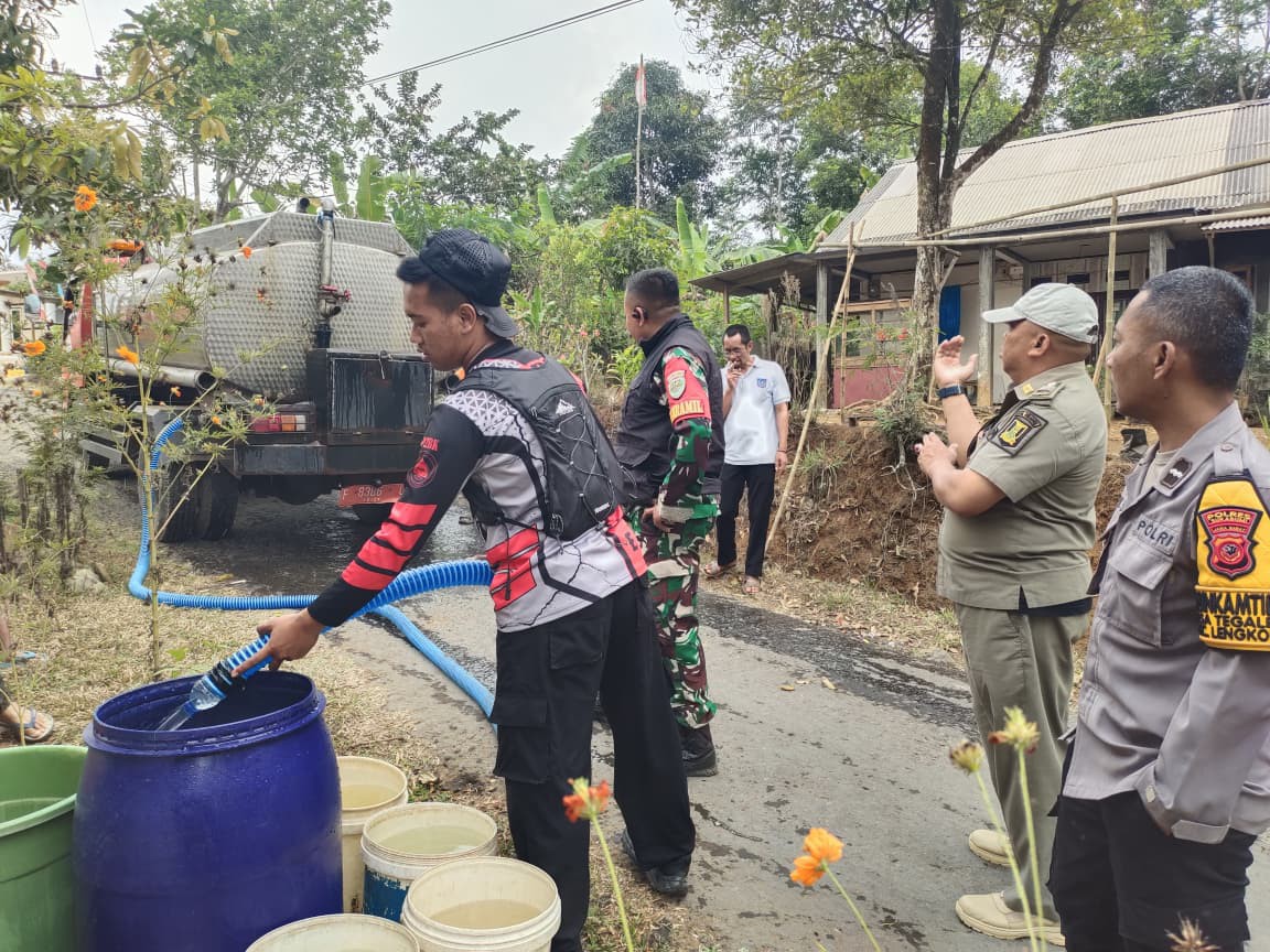 Danramil 2209/Lengkong Dampingi Penyaluran Air Bersih BPBD untuk Warga Terdampak Kekeringan di Desa Cilangkap