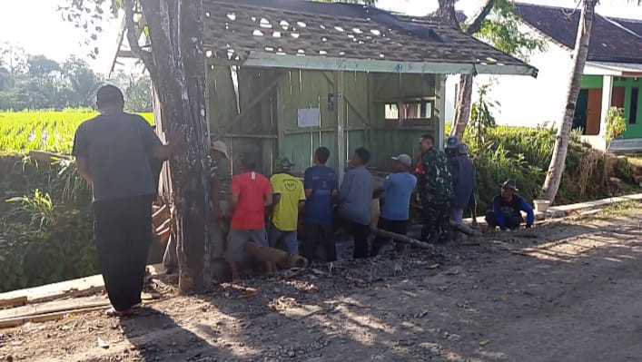 Babinsa Bersama Warga Desa Binaan Laksanakan Kegiatan Bakti di Kecamatan Cimanggu