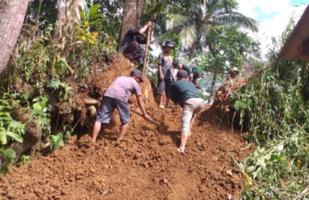Babinsa Koramil 2209/Lengkong Bersama Warga Laksanakan Karya Bakti Pembangunan TPT