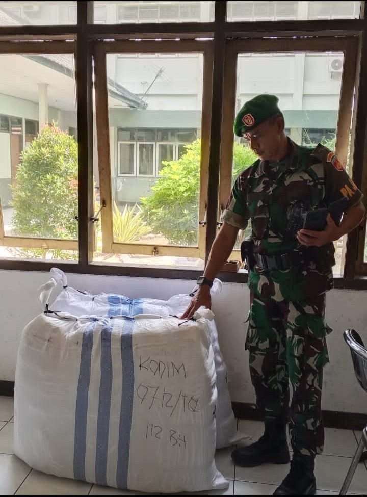 Sentuhan Kemanusiaan Korban NTT oleh Kodim 0712/Tegal Berupa 100 Selimut dan 200 Paket Sembako