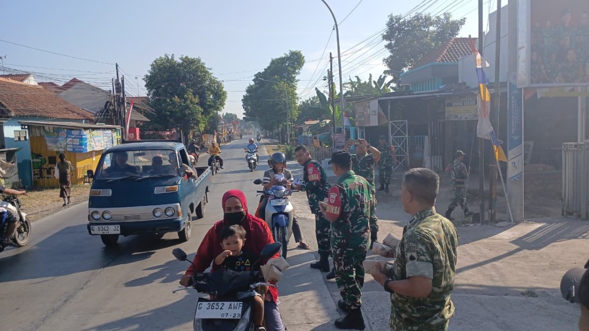 Jumat Berkah Koramil 11/Pangkah, Berbagi 60 Nasi Bungkus untuk Masyarakat dan Pengguna Jalan