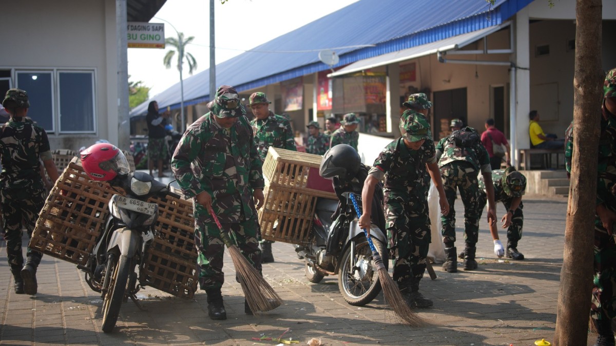 Karya Bakti HUT TNI Dan Kodam, Kodim Purworejo Bersihkan Pasar Demi Kenyamanan Pedagang dan Pembeli
