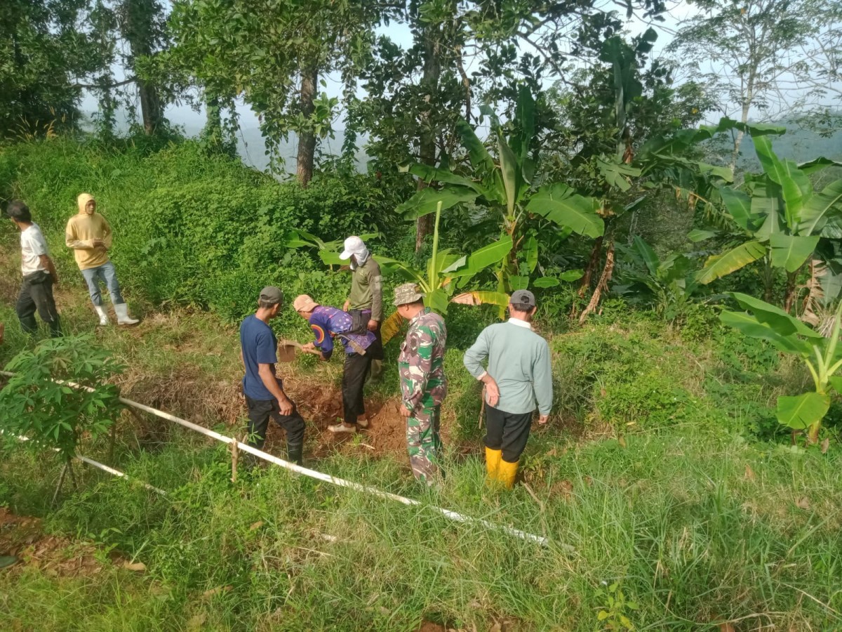 Babinsa Koramil 2202/Palabuhanratu Gelar Karya Bakti Bersihkan Jalan di Desa Cibuntu