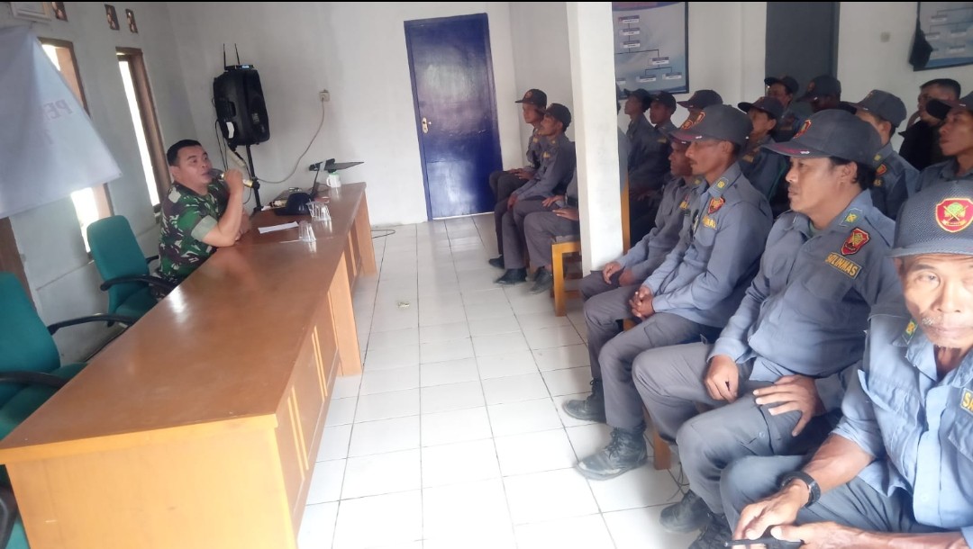 Babinsa Bantarkalong Koramil 2203/Warungkiara Beri Pengarahan kepada Linmas di Aula Desa