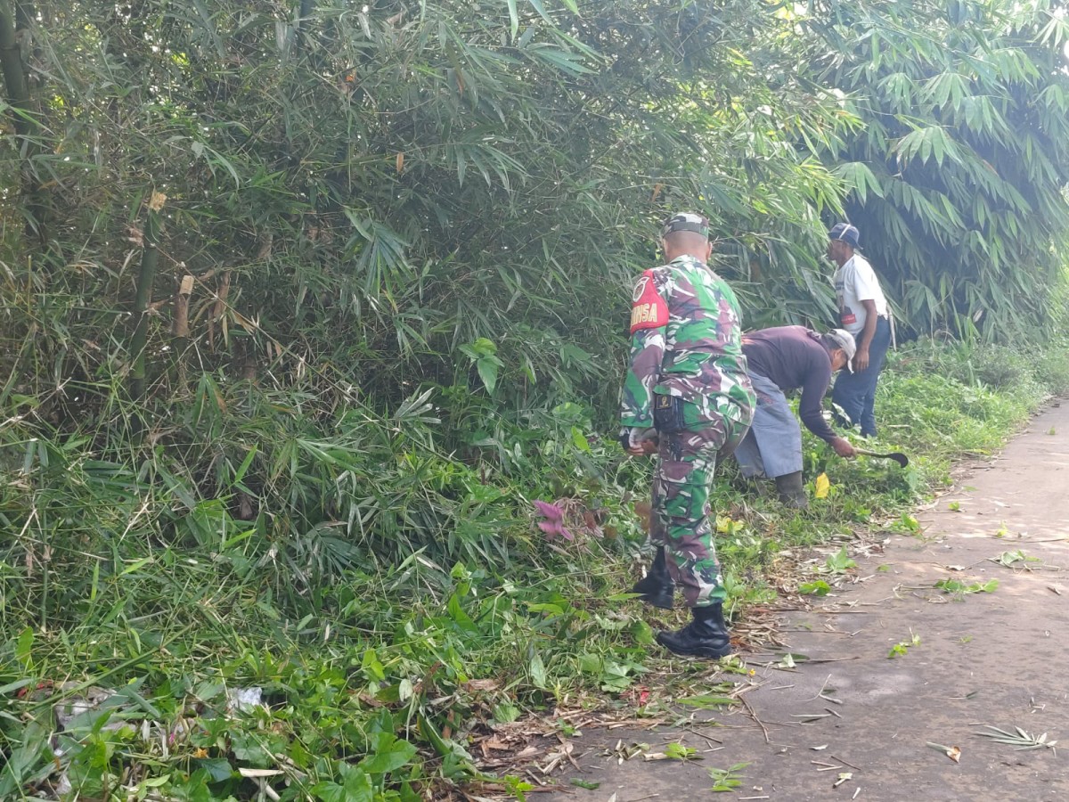 Babinsa Parakansalak Laksanakan Karya Bakti Pembersihan Jalan di Desa Bojonglongok