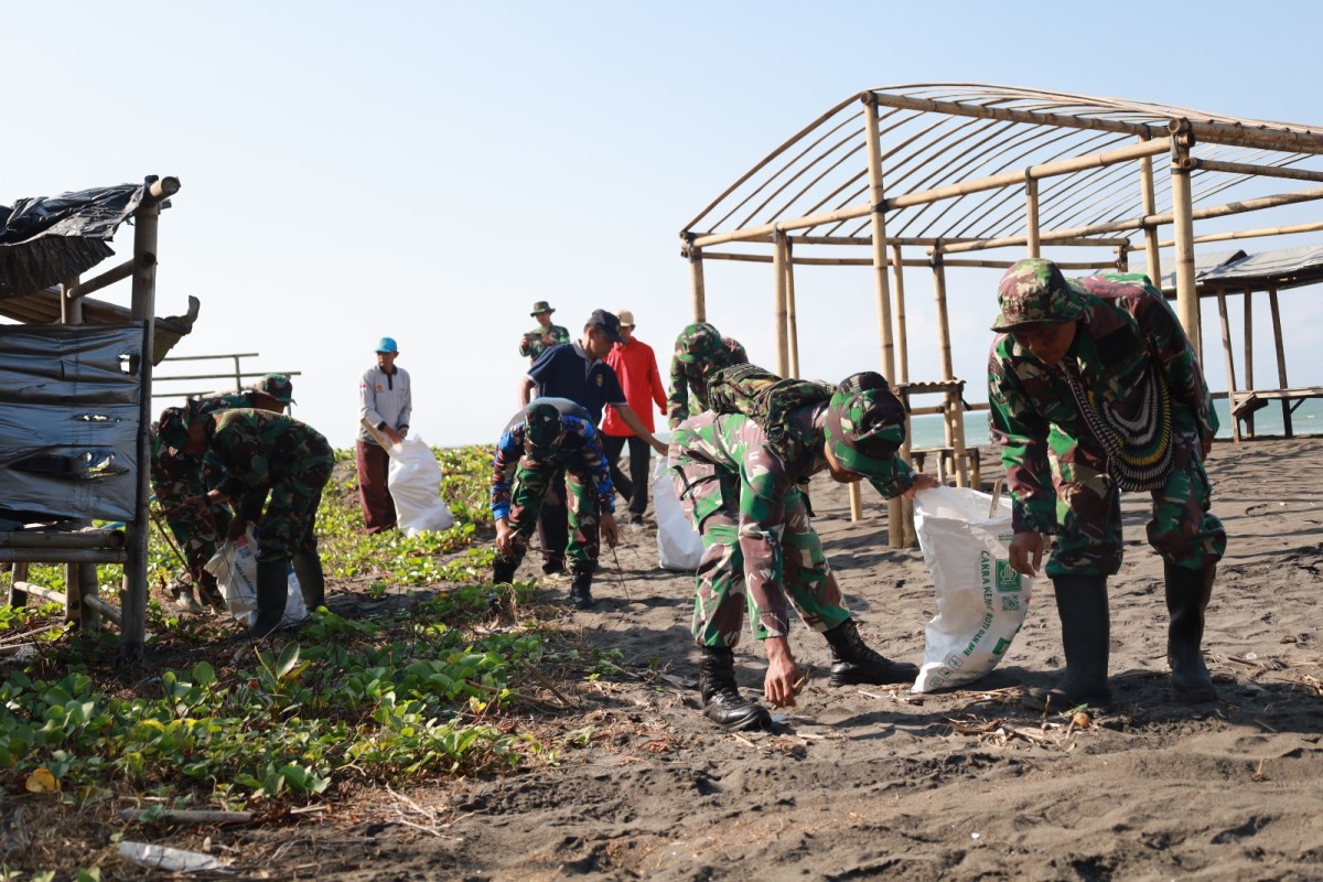 Kodim 0708 Purworejo Gelar Karya Bakti Bersihkan Pantai Jetis Jelang HUT Kodam dan TNI.
