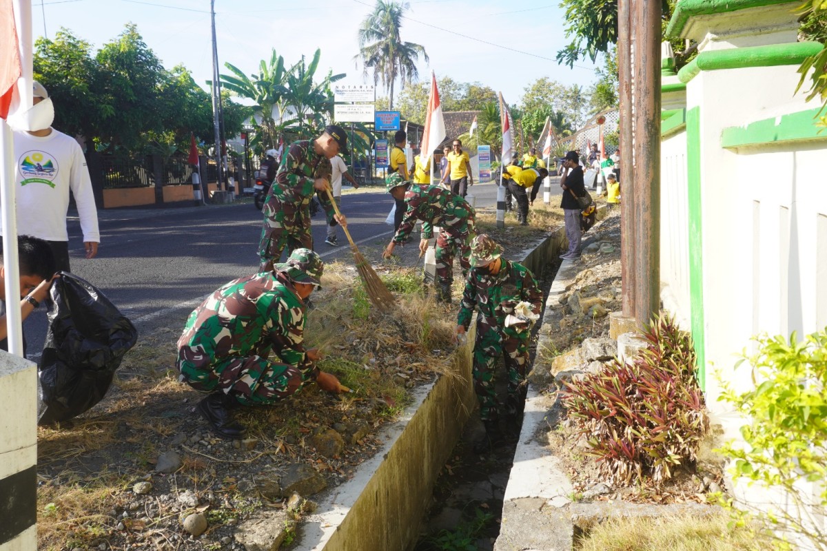 Kodim 0731/Kulon Progo Korve Pembersihan Sampah  Sukseskan Gerakan Kulon Progo ASRI