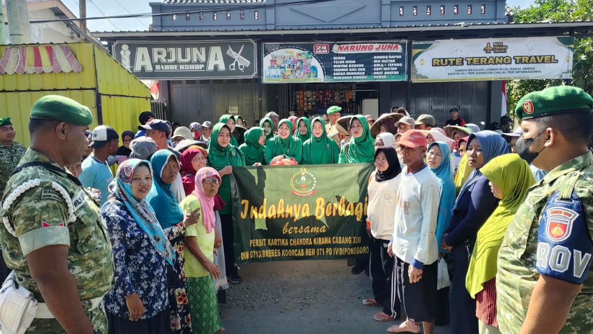 Persit KCK Kodim 0713/Brebes Gelar Jumat Berkah, Bagikan Sembako kepada Warga Kurang Mampu