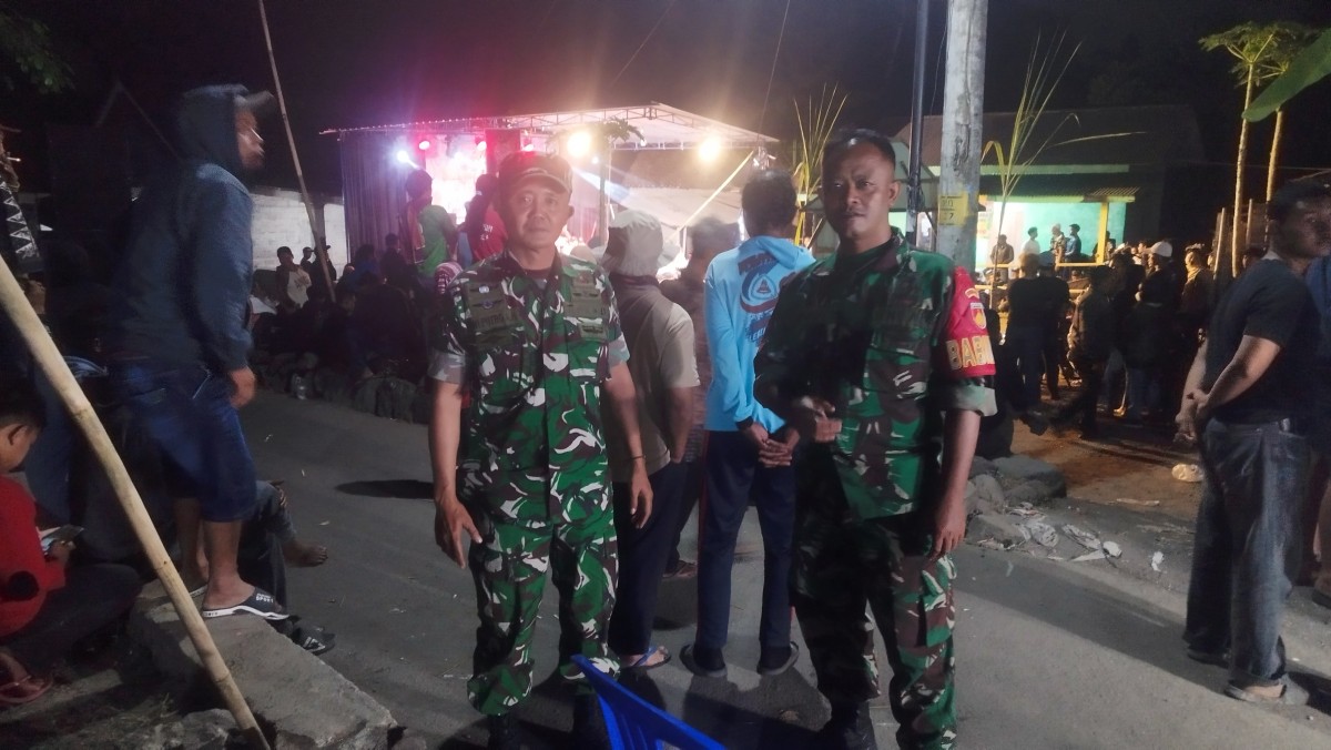 Patroli Wilayah, Babinsa Koramil 12/Manisrenggo Amankan Pentas Jathilan Di Desa Barukan
